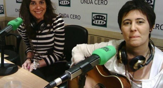 Ana y Susana con auriculares y guitarra en el estudio de Onda Cero